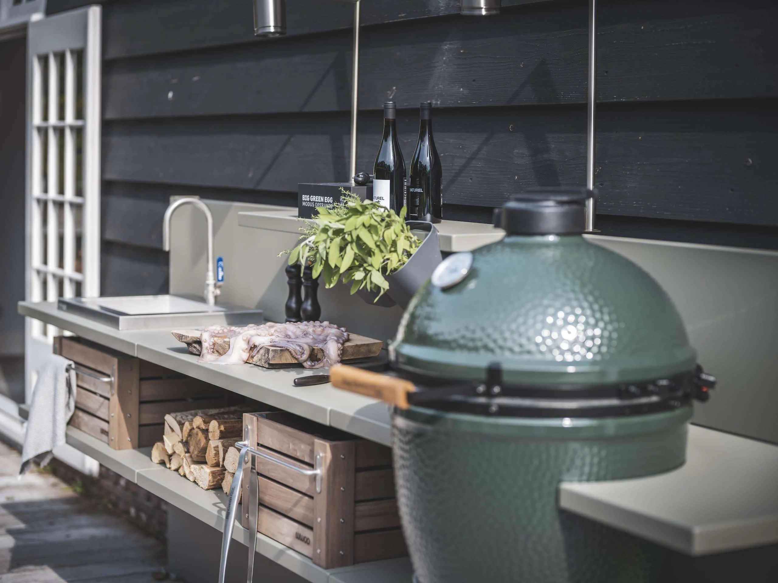 Buitenkeuken Kamado op de vlonder Buitenkeuken Kamado vlonder