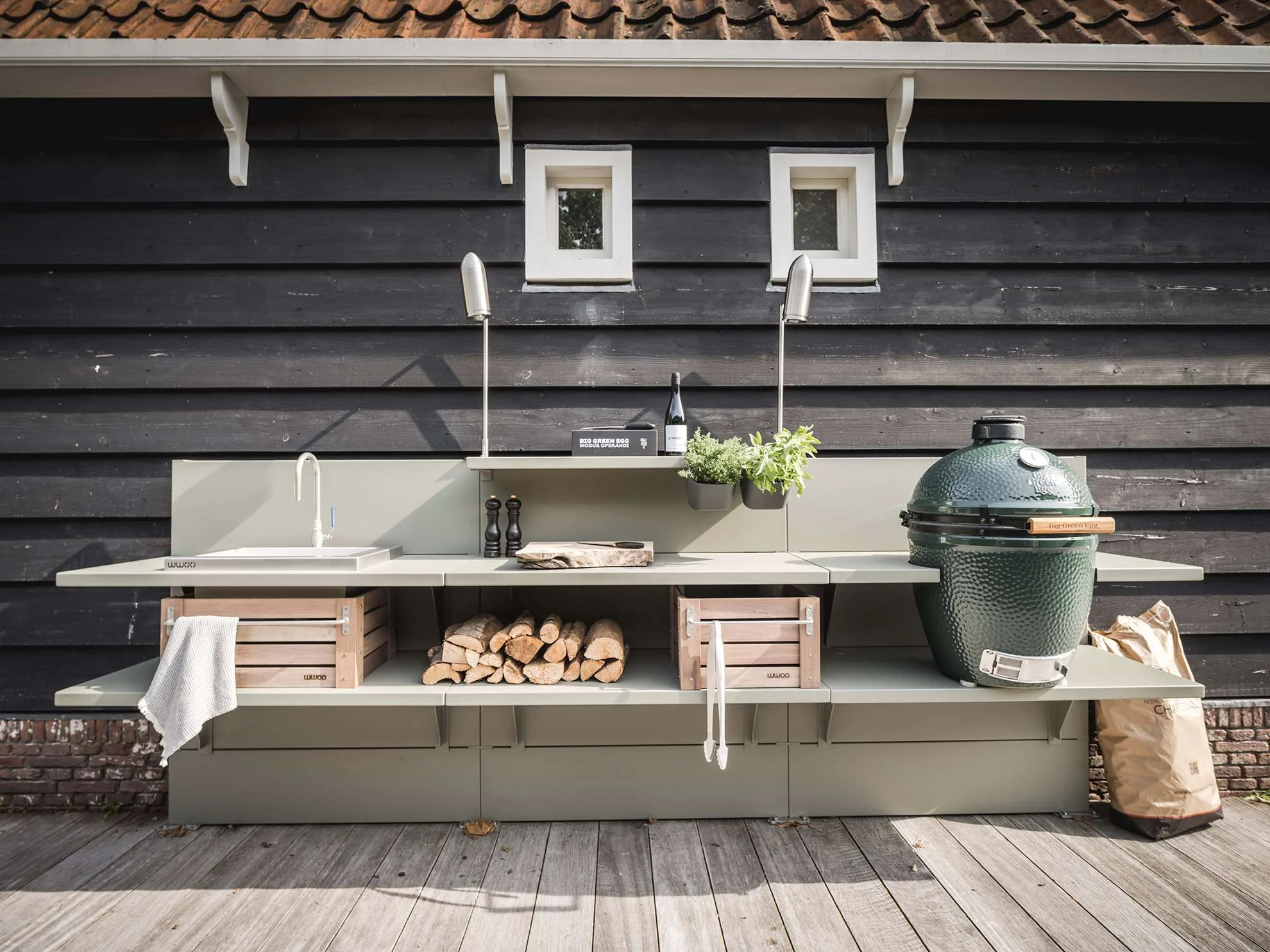 wwoo_steel_green_kitchen_bbq_outdoor Metalen buitenkeuken met Green Egg tegen houten zwarte muur