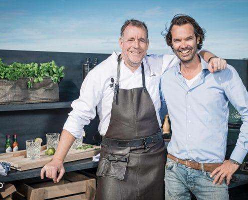 Ron Blaauw en Piet-Jan van den Kommer met WWOO buitenkeuken zwart Ron Blaauw en Piet-Jan van den Kommer met WWOO buitenkeuken zwart