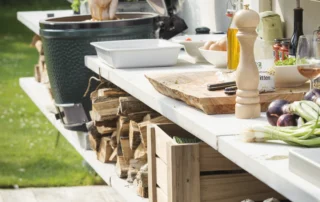 Close-up van betonnen WWOO buitenkeuken vol groenten en green egg met opstaande kip