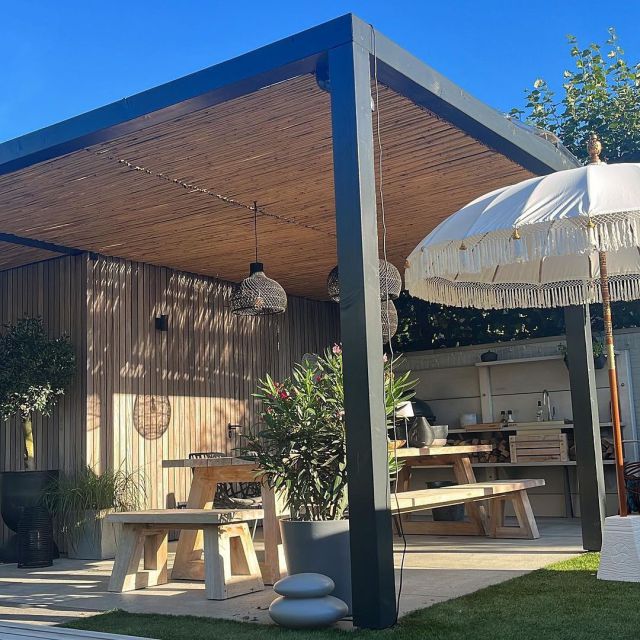 Beautiful garden of @living_at_veldhoven ✨ #wwoooutdoorkitchen