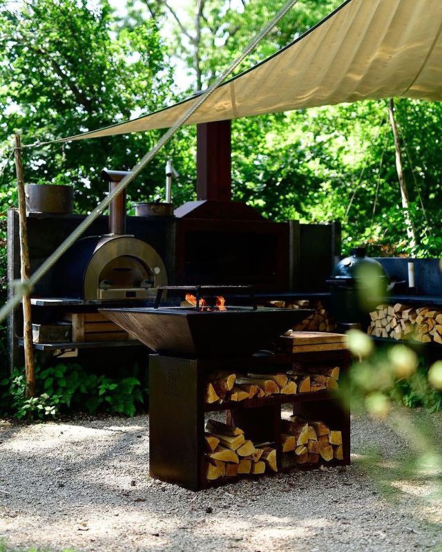 Beautiful WWOO Outdoor Kitchen setup 🔥 @wwoouk_outdoorkitchens @the_outdoor_kitchen_collective #outdoorliving #outdoorkitchen #gardeninspiration #winterbbq #bbqfire #biggreenegglife #pizzaoven #outdoorcooking #wwoooutdoorkitchen