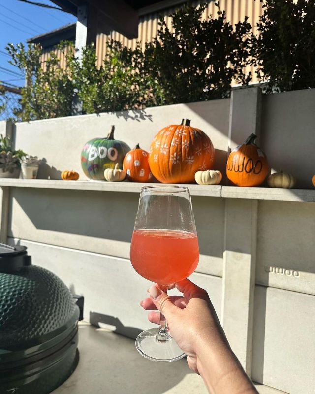 WWOO Weekend 🎃🍹 @wwoocalifornia 
#wwoooutdoorkitchen #wwoo #halloween #outdoorliving #bbq #outdoorkitchen #oktober #cheerstotheweekend #biggreenegglife