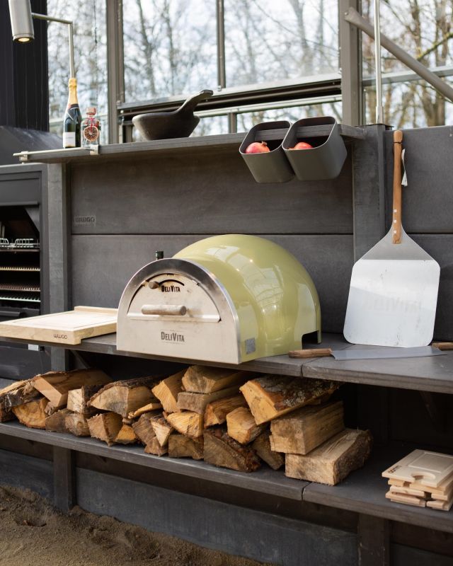 DeliVita Wood-Fired Oven in Olive Green💚 

#delivitapizzaoven #pizzalovers #cookoutdoors #outdoorkitchen #wwoobuitenkeuken #concretekitchen #bbqseason #pizzaoven