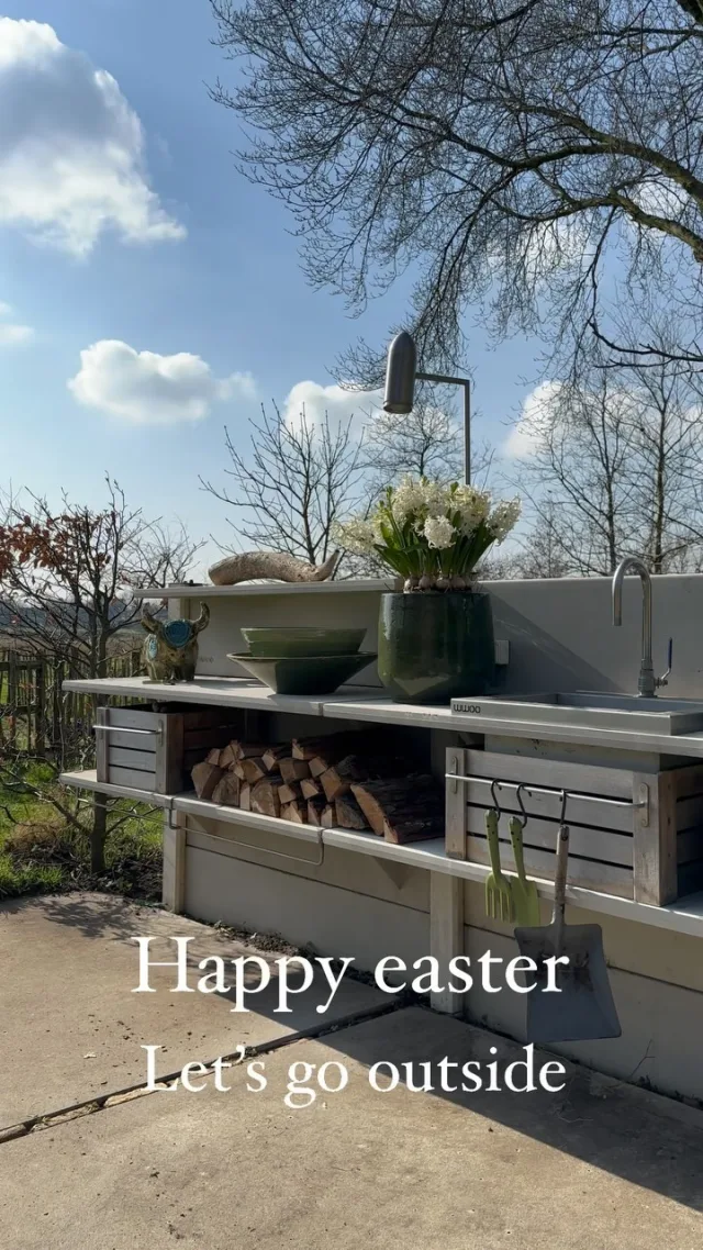 Let’s go outside! Happy easter ☀️ 

#easter #eastersunday #garden #gardendesign #wwoo #outside #outdoorliving #outdoorkitchen #outdoorkitchens